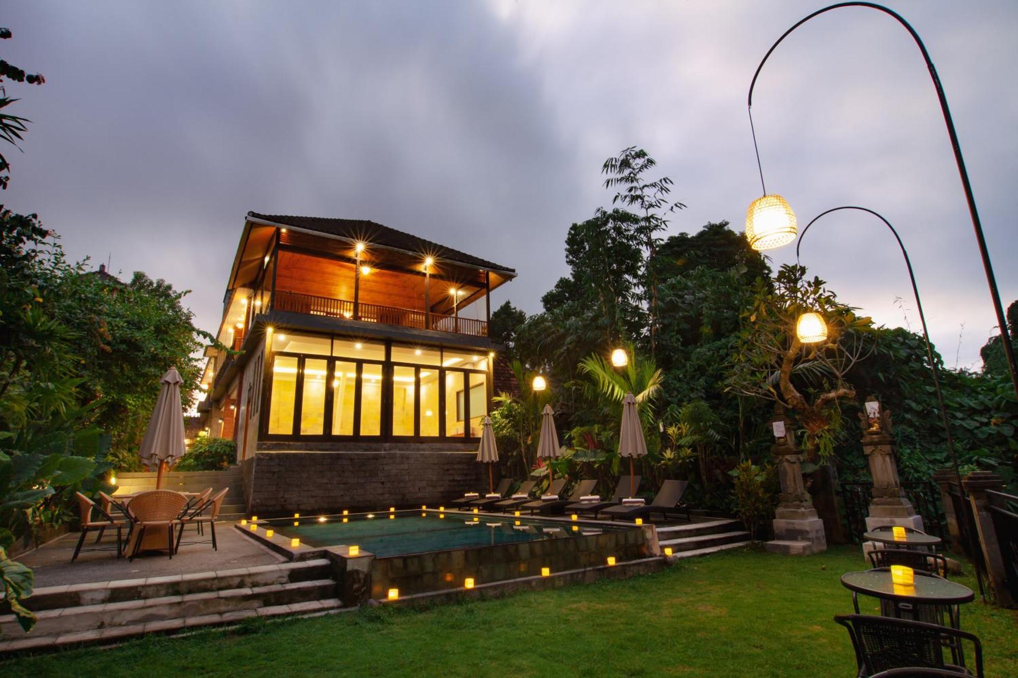 Ahamta By Prasi Hotel 3*